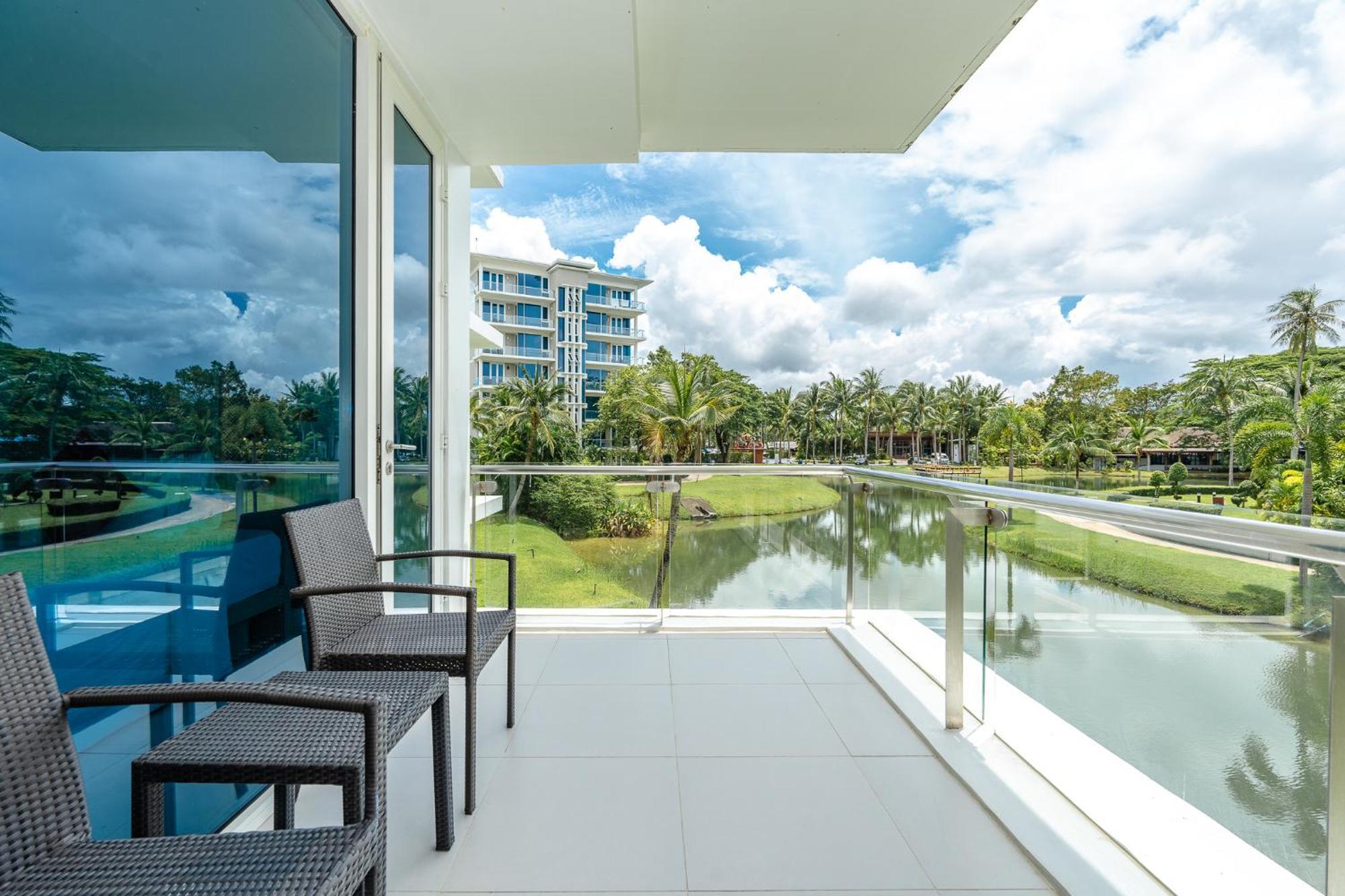 Splash Beach Resort, Maikhao Phuket - Sha Extra Plus Mai Khao Exteriér fotografie Balcony of a condo in Florida