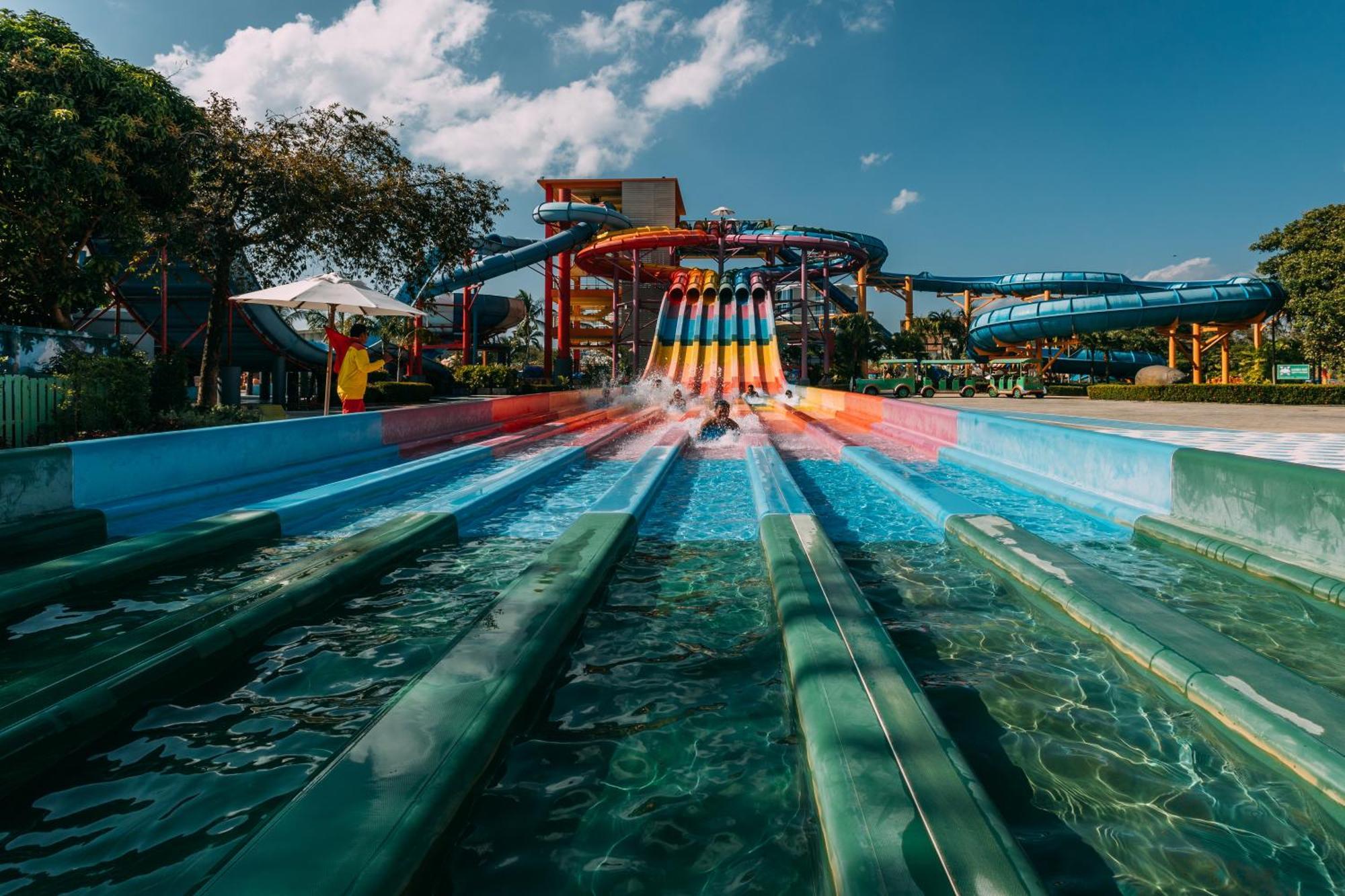 Splash Beach Resort, Maikhao Phuket - Sha Extra Plus Mai Khao Exteriér fotografie The 5-lane waterslide at Splash Jungle Water Park