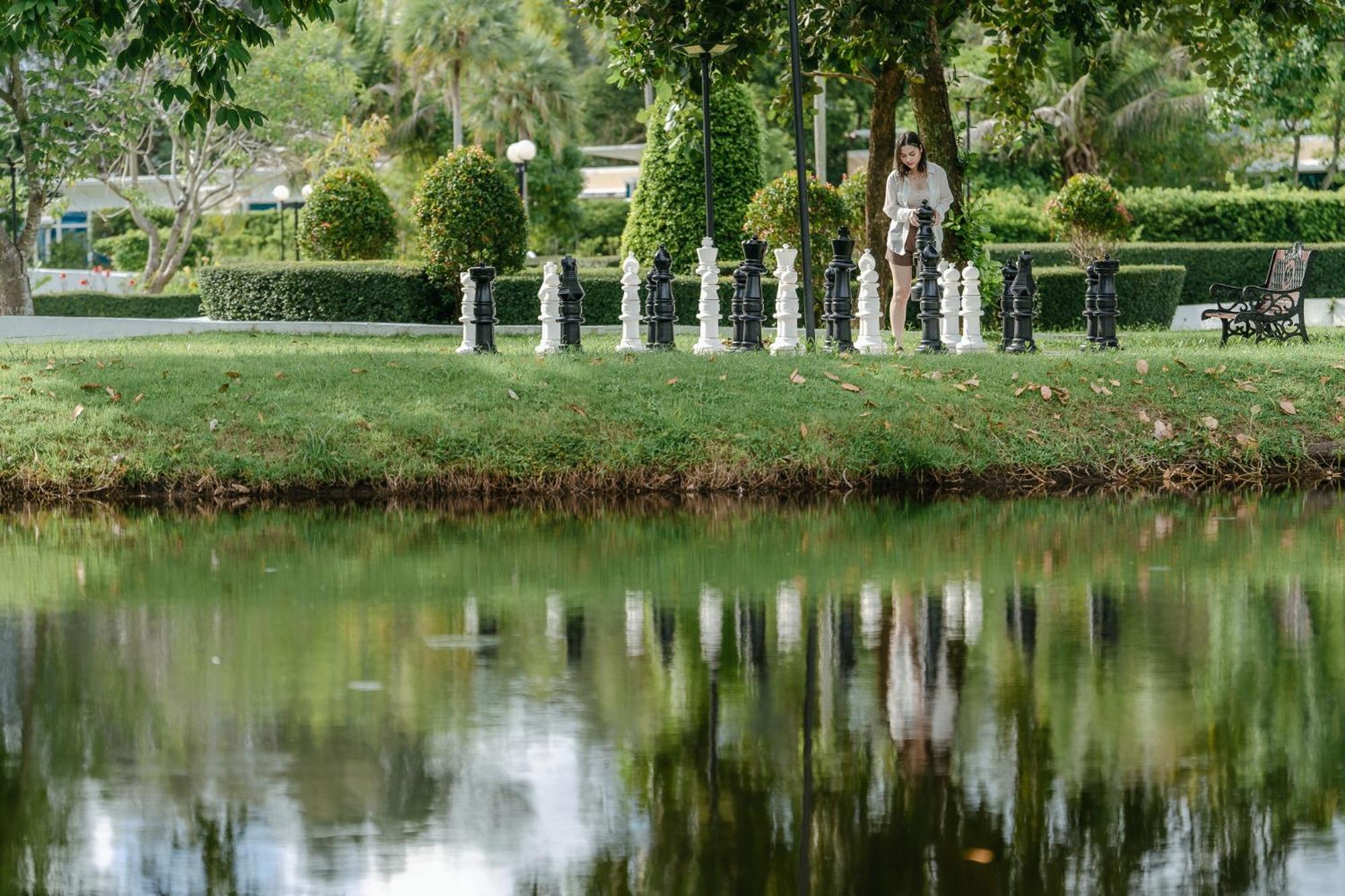 Splash Beach Resort, Maikhao Phuket - Sha Extra Plus Mai Khao Exteriér fotografie The pond at the center of the park
