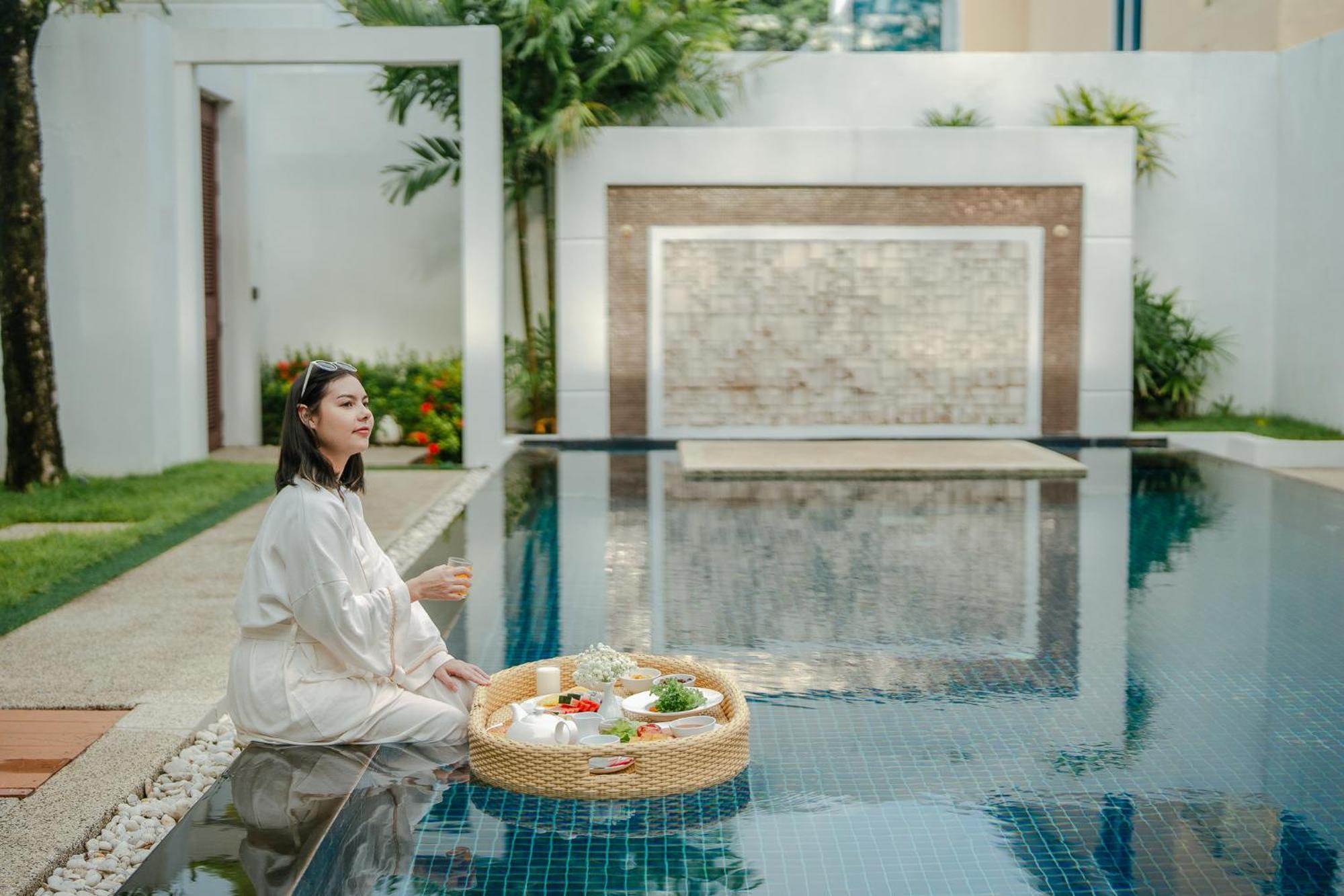 Splash Beach Resort, Maikhao Phuket - Sha Extra Plus Mai Khao Exteriér fotografie A woman relaxing at a poolside