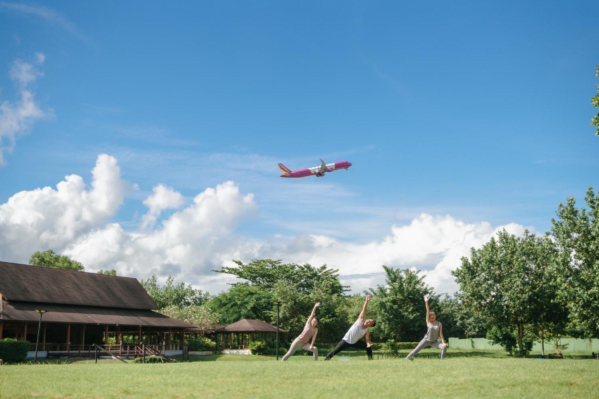 Splash Beach Resort, Maikhao Phuket - Sha Extra Plus Mai Khao Exteriér fotografie A model of a Boeing 737-800 in flight