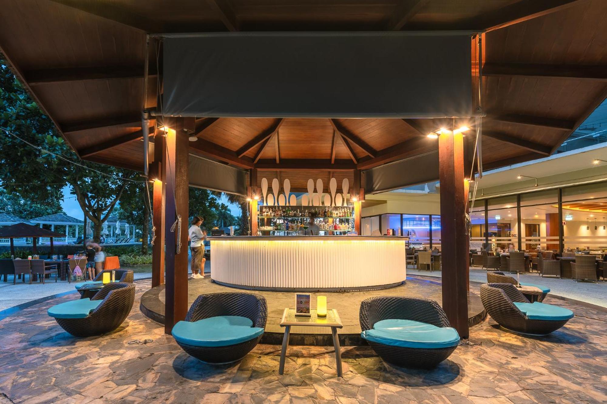 Splash Beach Resort, Maikhao Phuket - Sha Extra Plus Mai Khao Exteriér fotografie The bar at the poolside