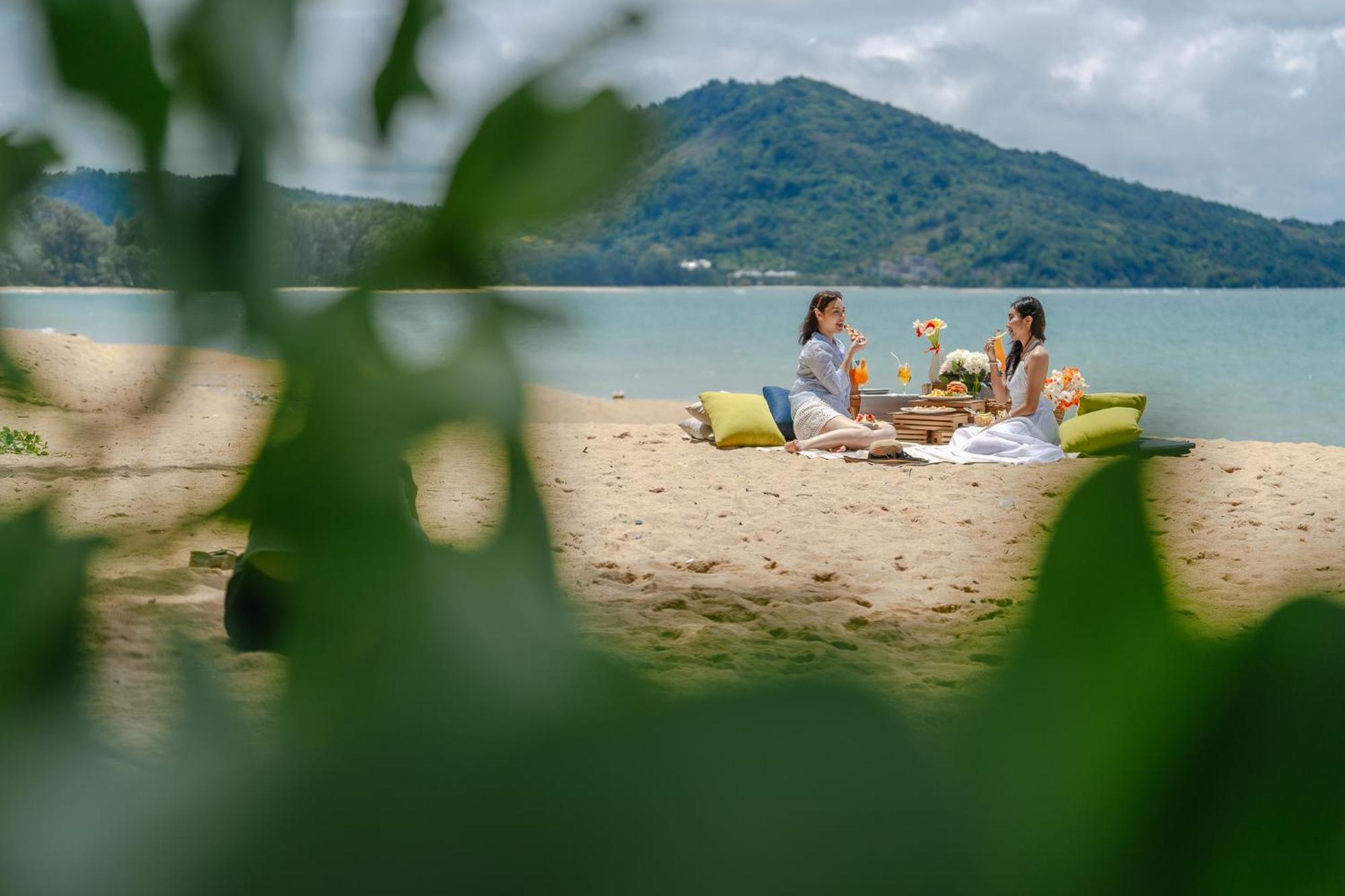 Splash Beach Resort, Maikhao Phuket - Sha Extra Plus Mai Khao Exteriér fotografie A picnic on the beach